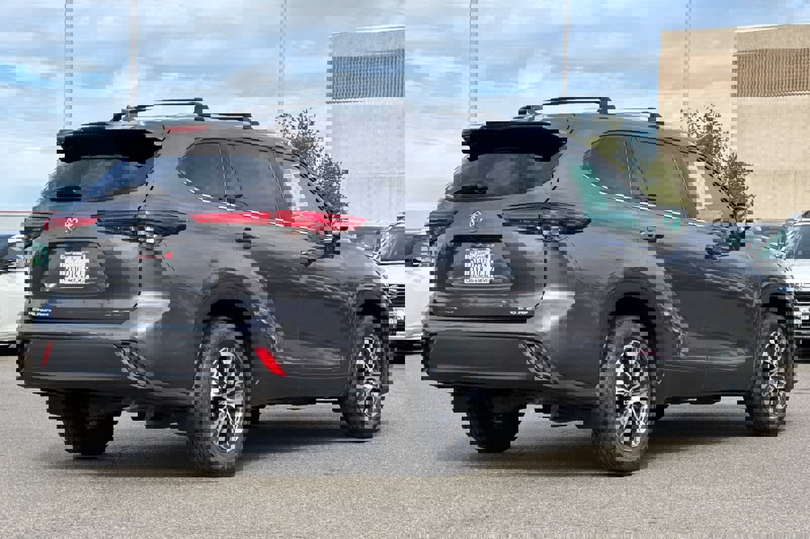 Used 2021 Toyota Highlander XLE image 2