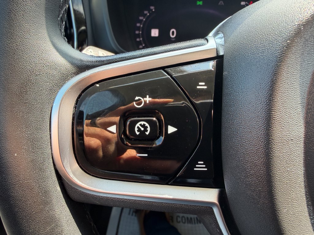 Used 2023 Volvo XC60 B5 Plus AWD/4WD image 9