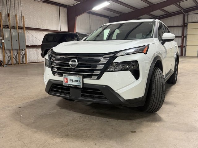 Used 2024 Nissan Rogue SV image 3