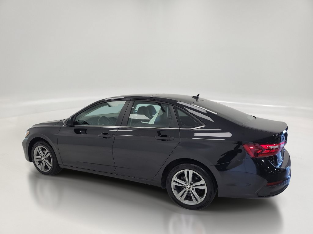 Used 2024 Volkswagen Jetta SE FWD image 6