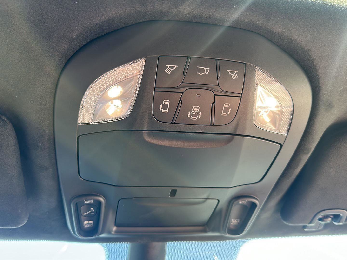 Used 2026 Chrysler Pacifica Pinnacle w/ Trailer Tow Group FWD image 18