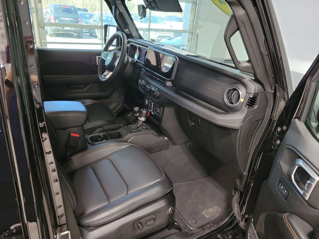 Used 2024 Jeep Wrangler Sahara AWD/4WD image 16