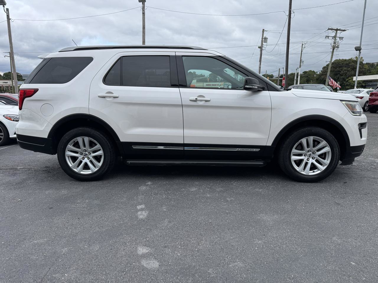 Used 2018 Ford Explorer XLT w/ Equipment Group 202A AWD/4WD image 4