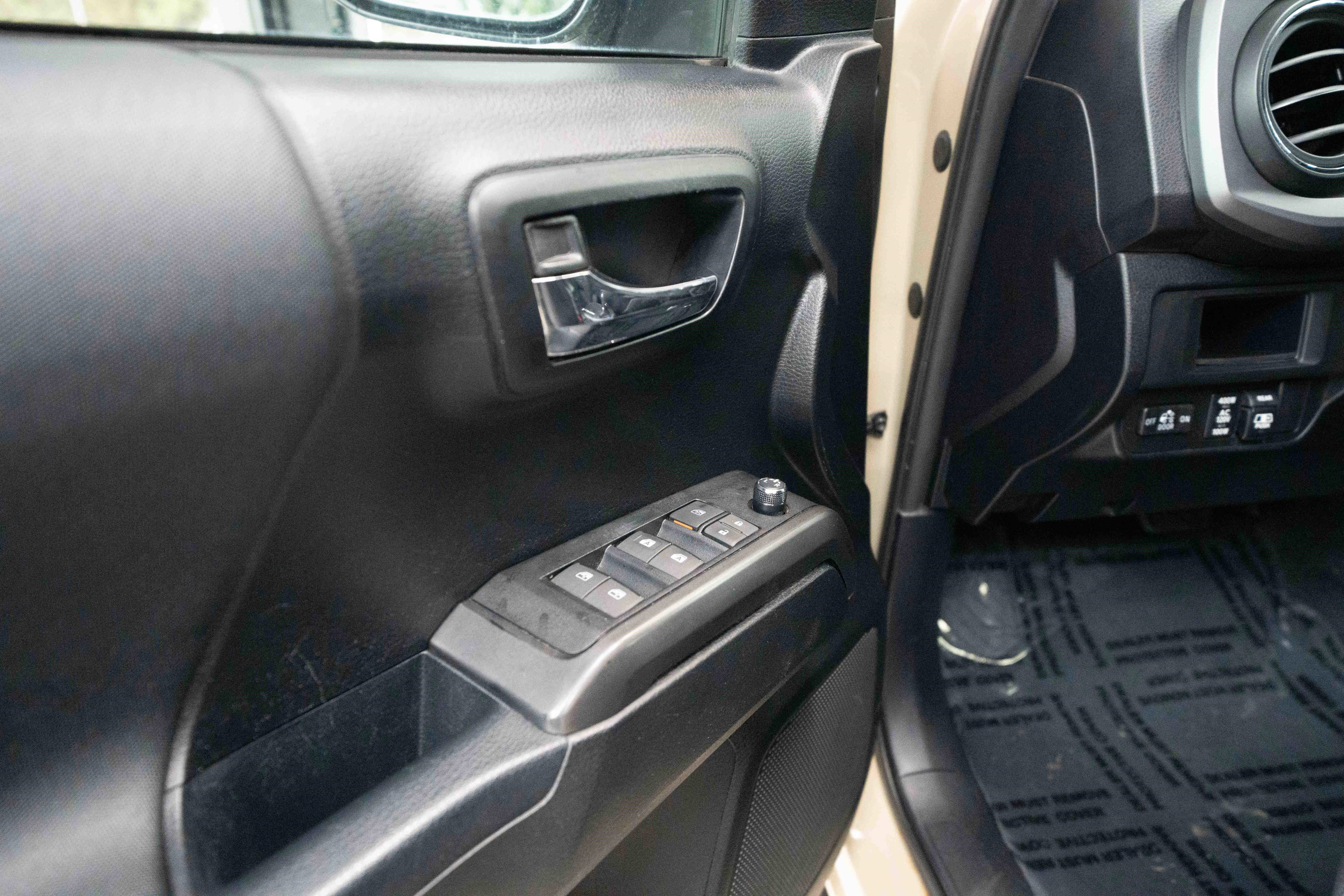 Used 2017 Toyota Tacoma TRD Sport w/ Tow Package (A/T) image 7