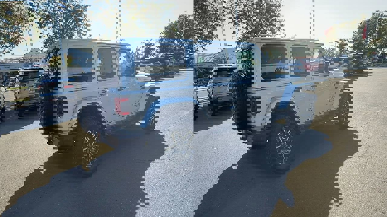 Used 2024 Jeep Wrangler Unlimited Sahara image 7