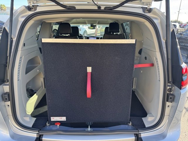 Used 2024 Chrysler Pacifica Touring-L image 7