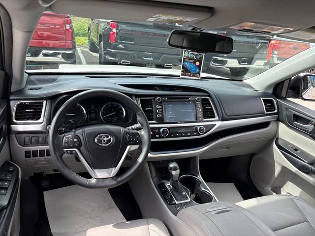 Used 2014 Toyota Highlander XLE FWD image 11