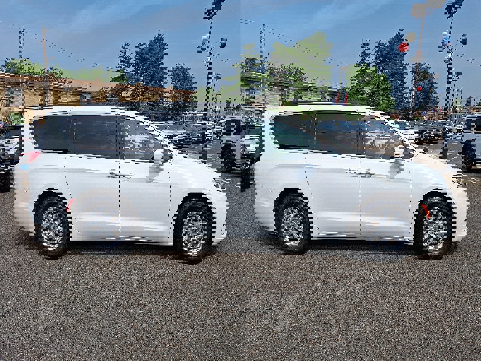 Used 2022 Chrysler Pacifica Touring-L image 6