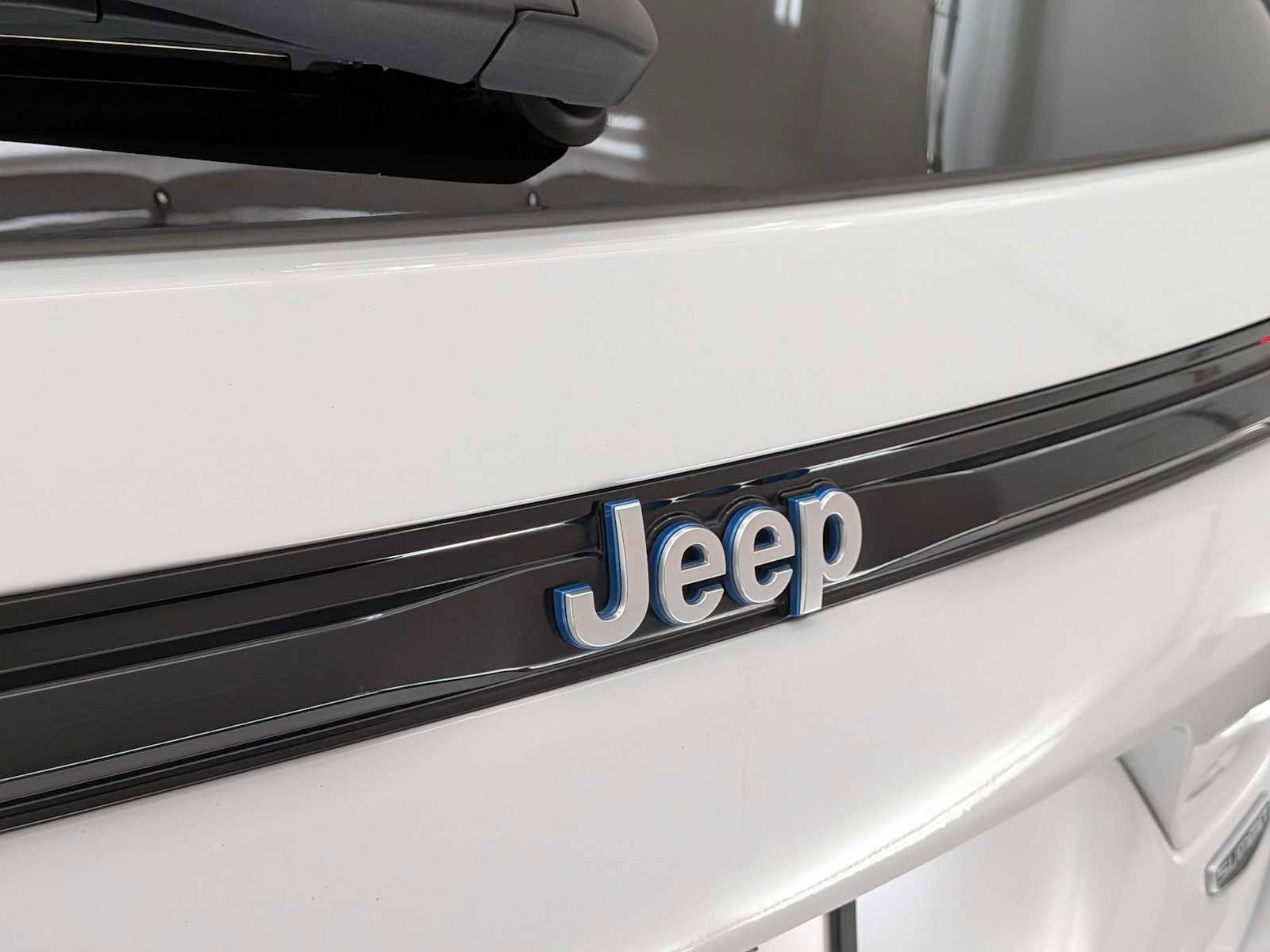 Used 2023 Jeep Grand Cherokee Summit w/ Advanced Protech Group IV image 11