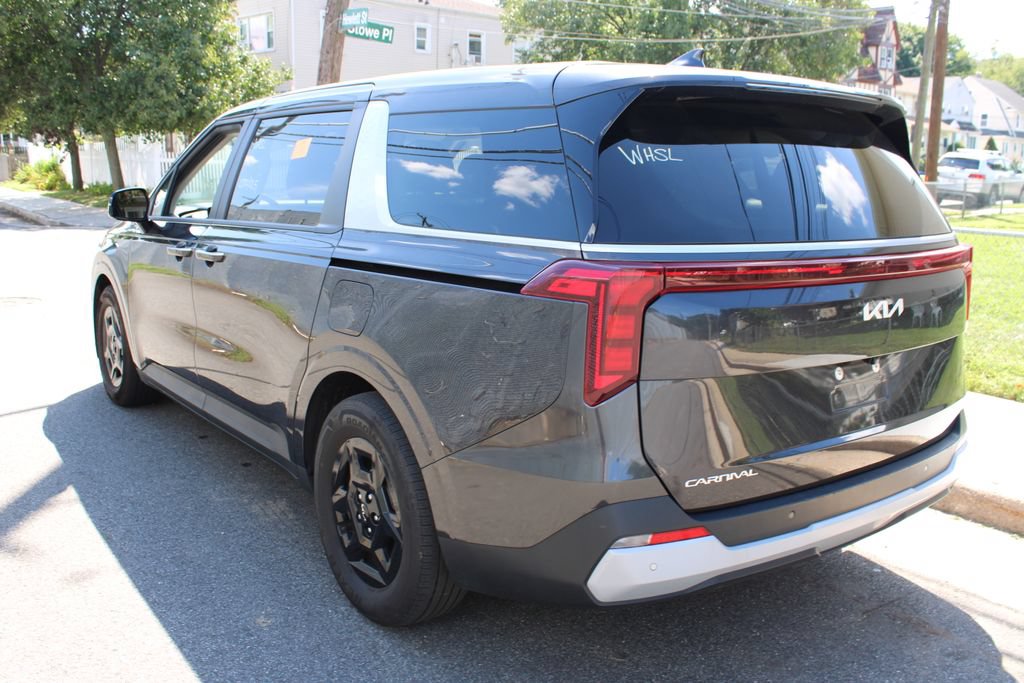 Used 2025 Kia Carnival FWD image 7