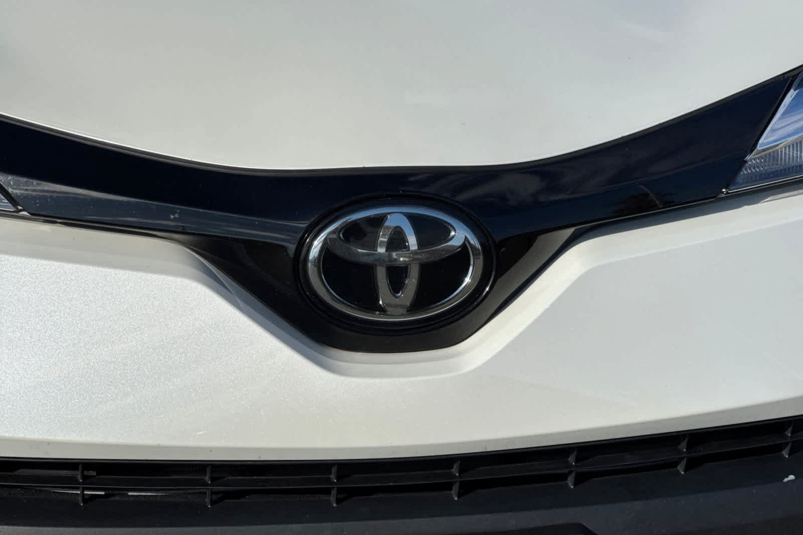Used 2020 Toyota C-HR XLE FWD image 16