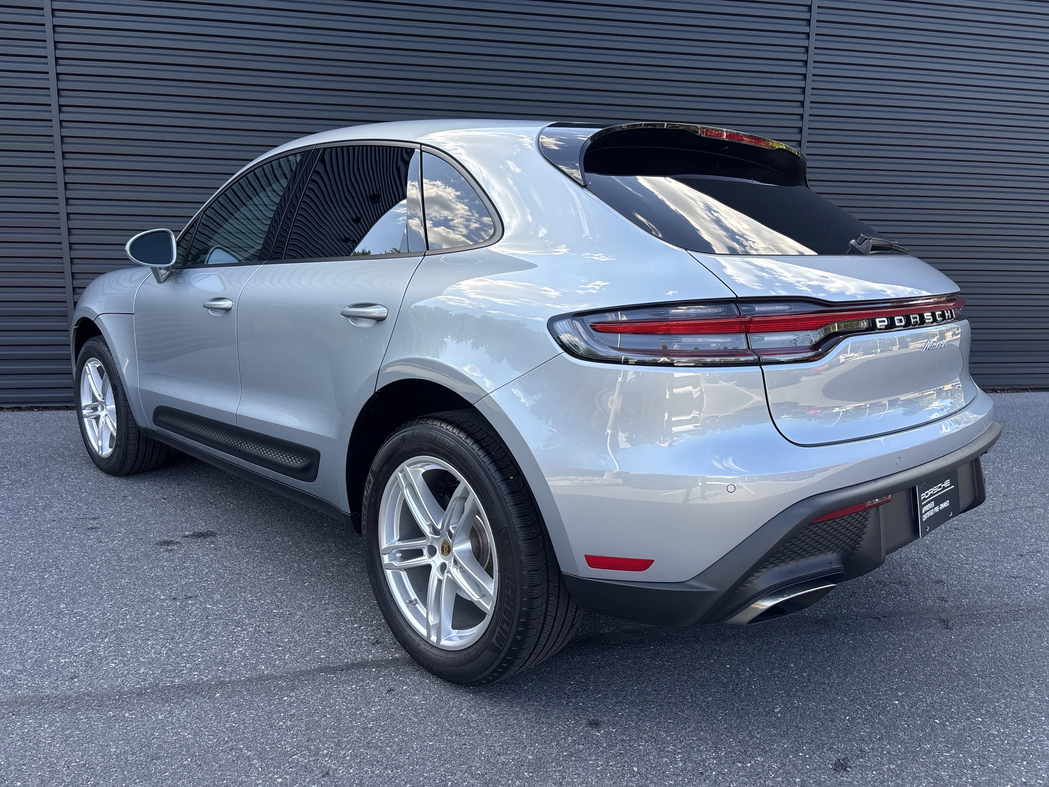Certified 2025 Porsche Macan image 3