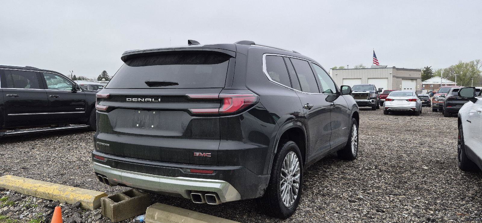 Used 2024 GMC Acadia Denali image 3