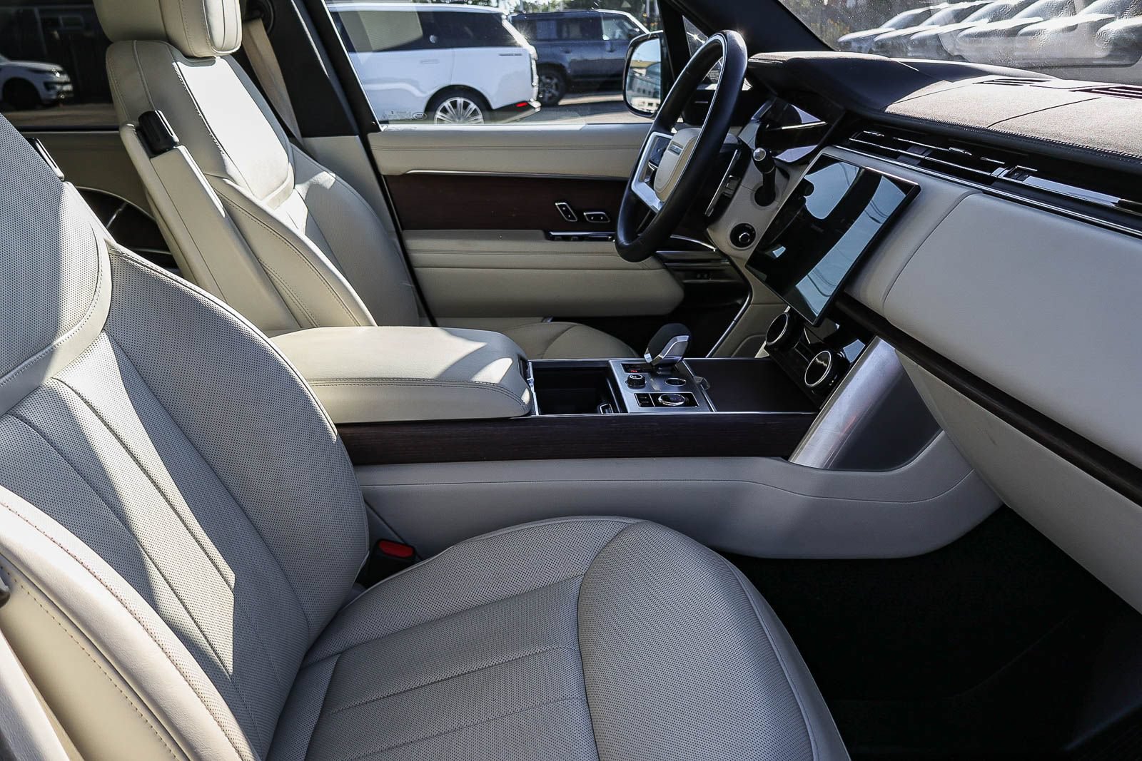 Certified 2023 Land Rover Range Rover SE AWD/4WD image 17