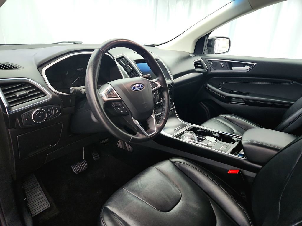 Used 2019 Ford Edge Titanium image 11