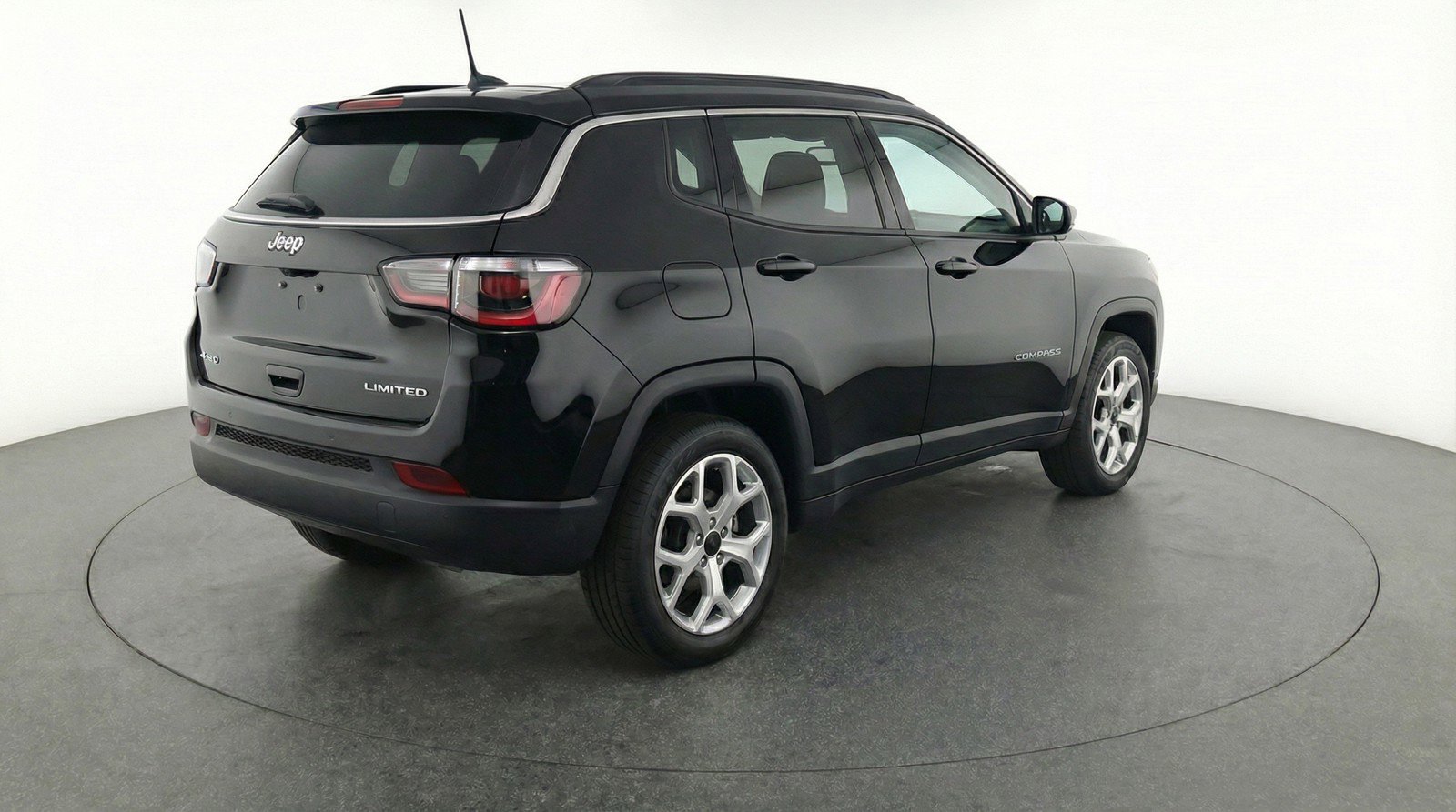 Used 2025 Jeep Compass Latitude AWD/4WD image 9