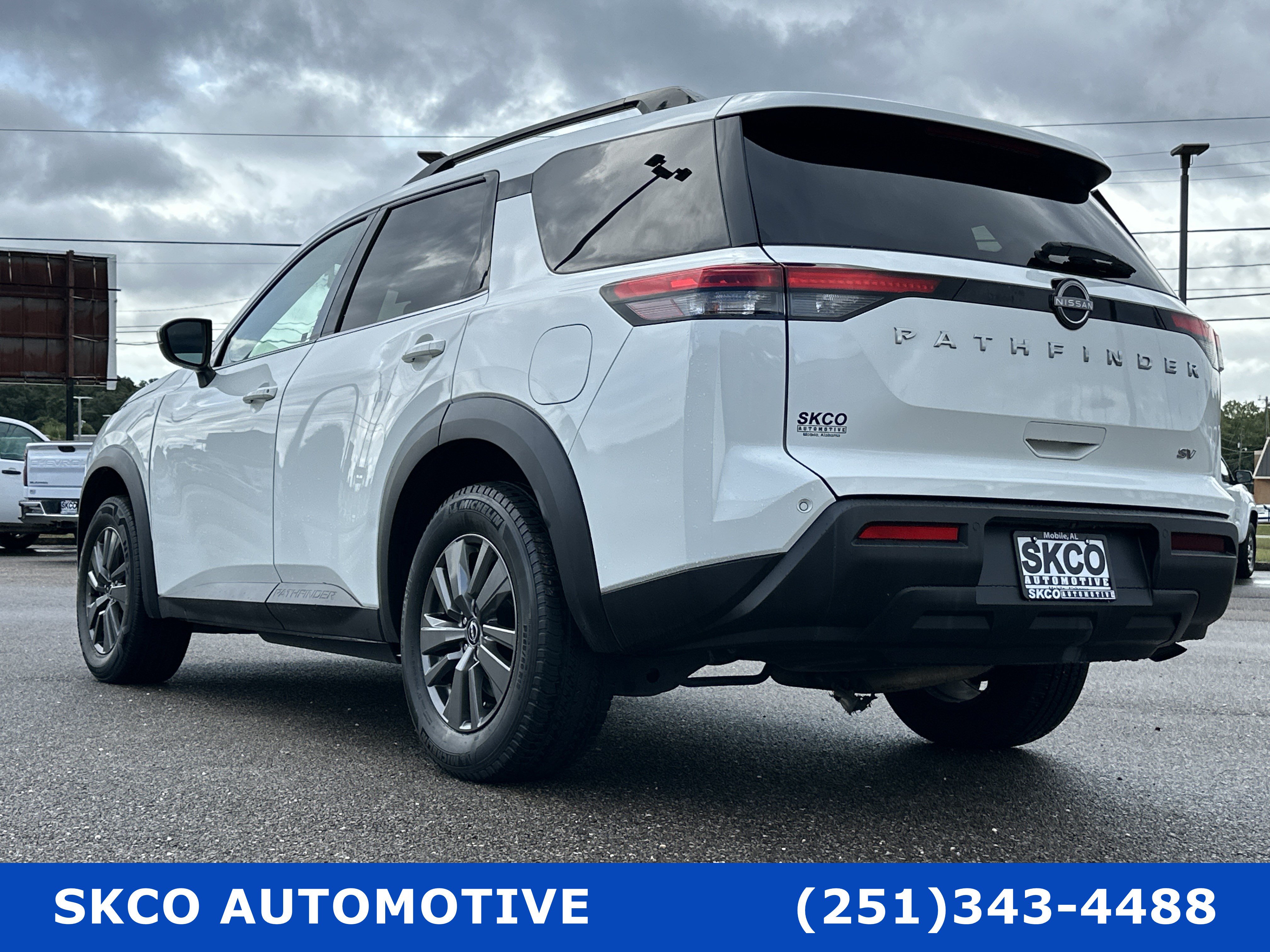 Used 2022 Nissan Pathfinder SV FWD image 3