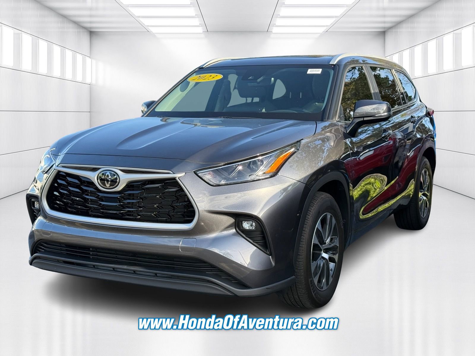 Used 2023 Toyota Highlander XLE FWD image 3