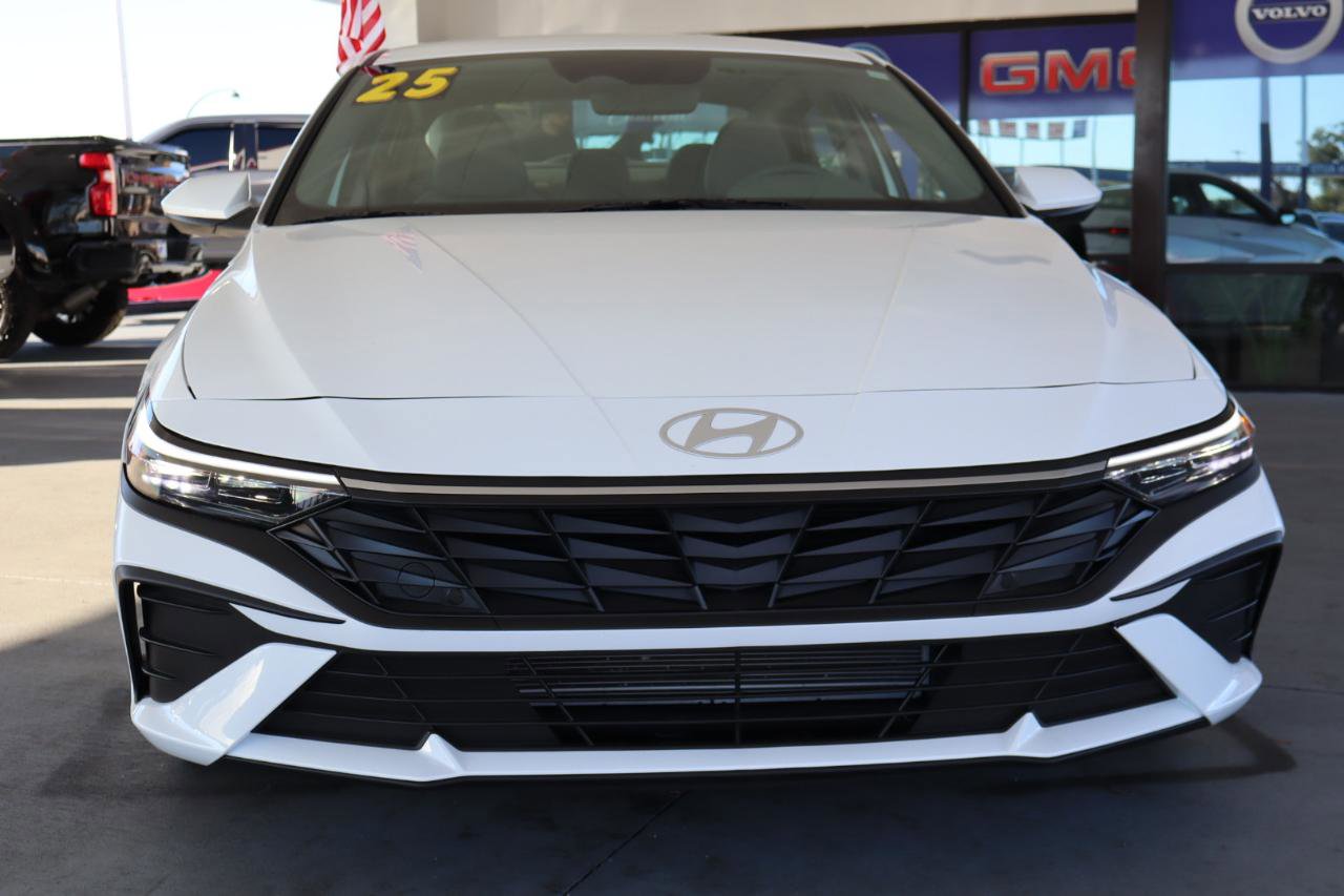 Used 2025 Hyundai Elantra SE image 11