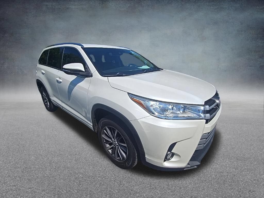 Used 2017 Toyota Highlander XLE FWD image 2