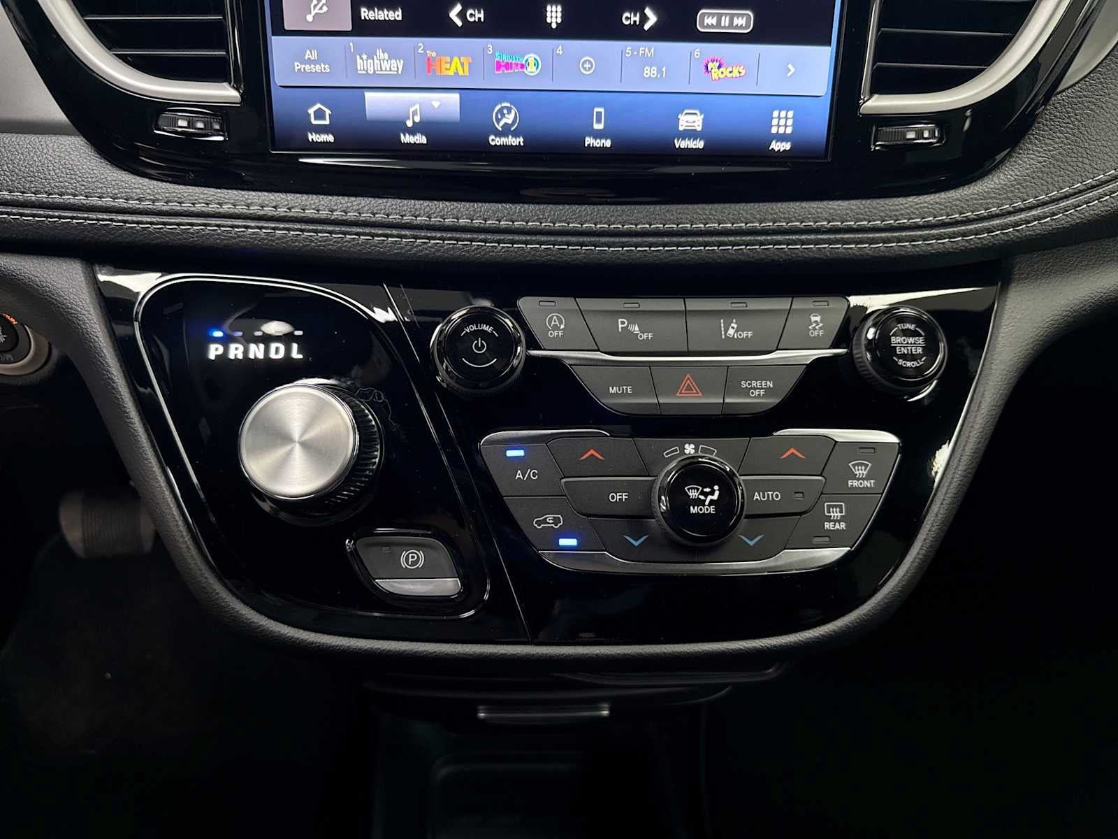 New 2027 Chrysler Pacifica Select FWD image 16