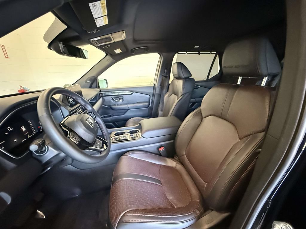 Used 2025 Honda Pilot Black Edition image 2