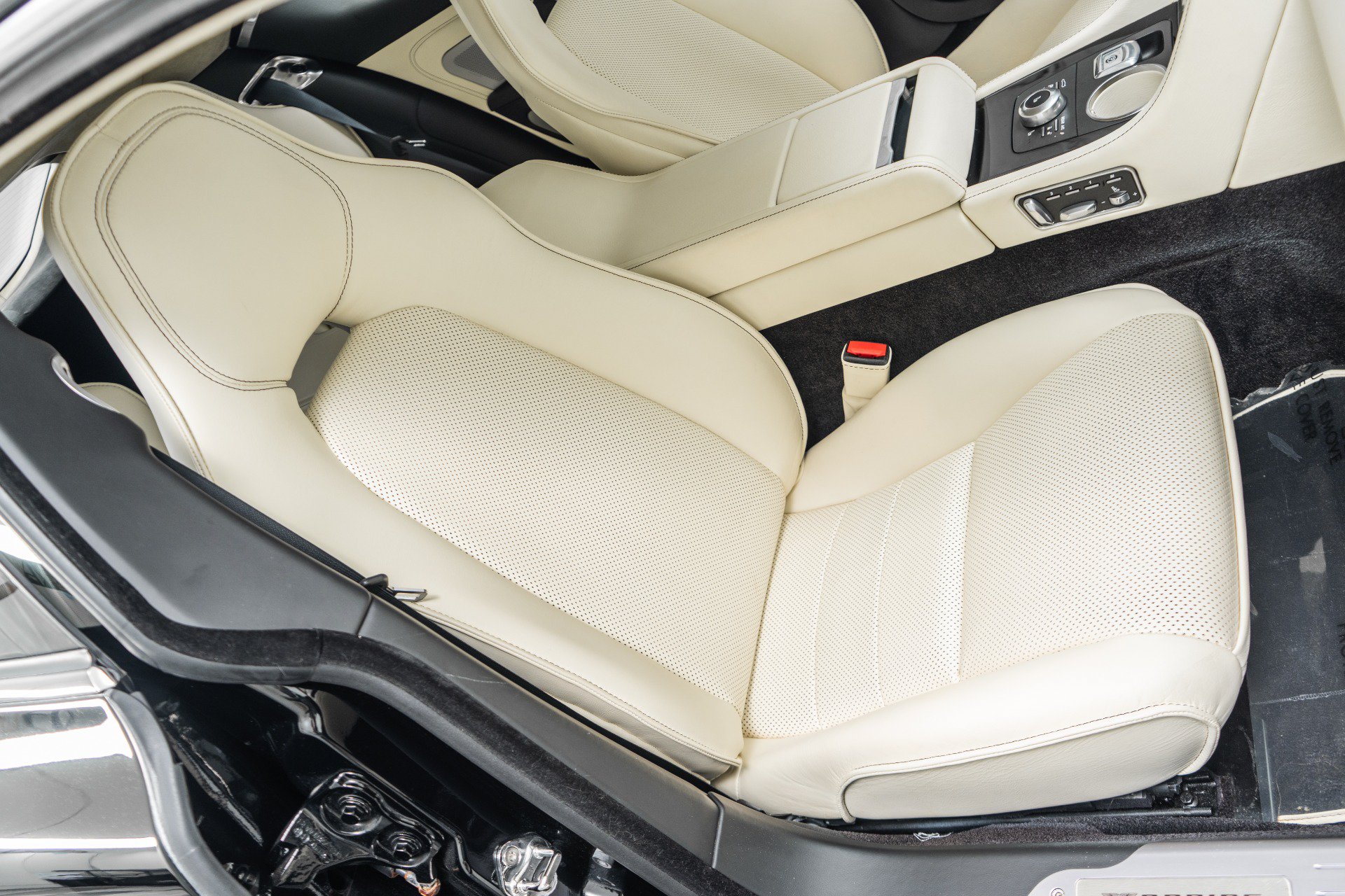 Used 2012 Aston Martin Rapide RWD image 25