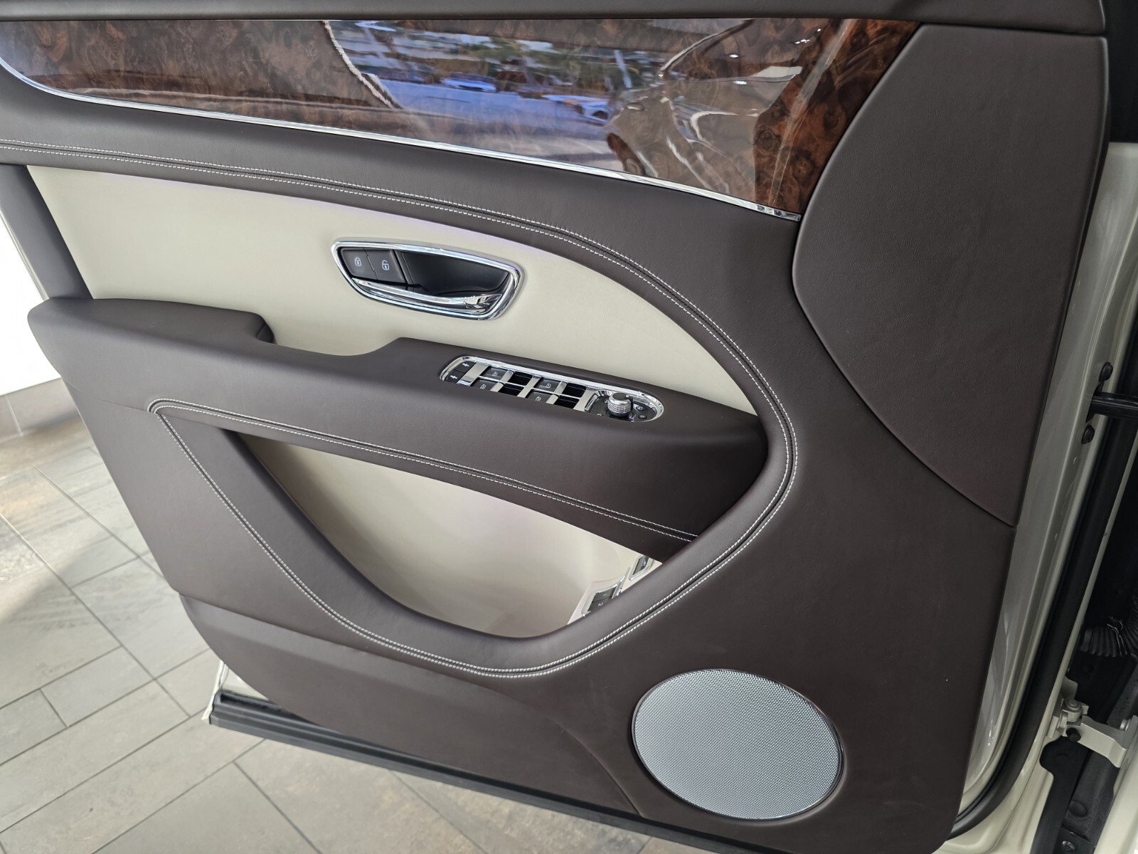 Used 2023 Bentley Bentayga image 23