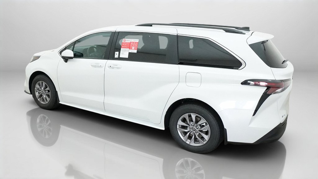 New 2026 Toyota Sienna XLE FWD image 7