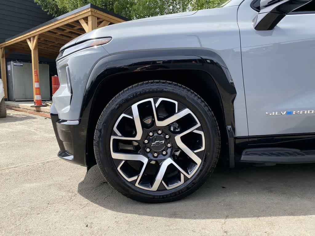 Used 2025 Chevrolet Silverado EV RST AWD/4WD image 11