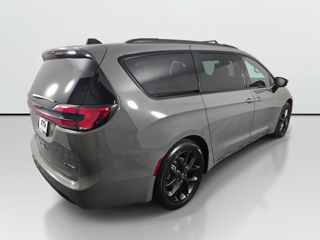 Used 2025 Chrysler Pacifica Limited FWD image 6