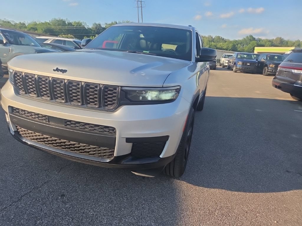 Used 2024 Jeep Grand Cherokee L Altitude RWD image 3