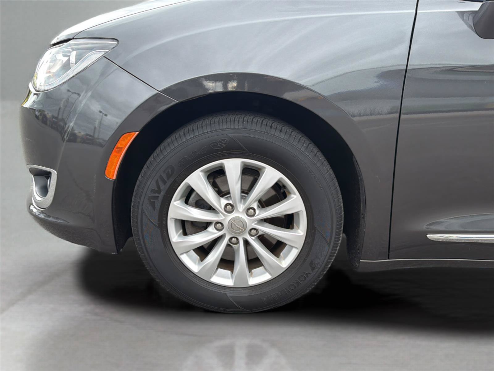 Used 2019 Chrysler Pacifica Touring-L FWD image 41