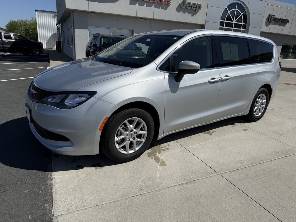 Used 2023 Chrysler Voyager LX FWD image 4