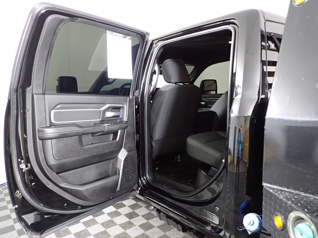 Used 2025 RAM 5500 4x4 Crew Cab image 32