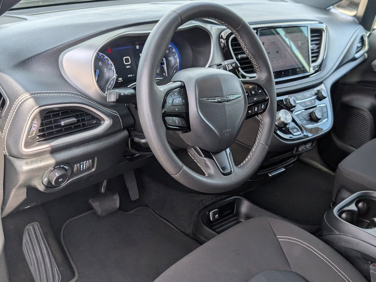 Used 2024 Chrysler Pacifica Touring image 14