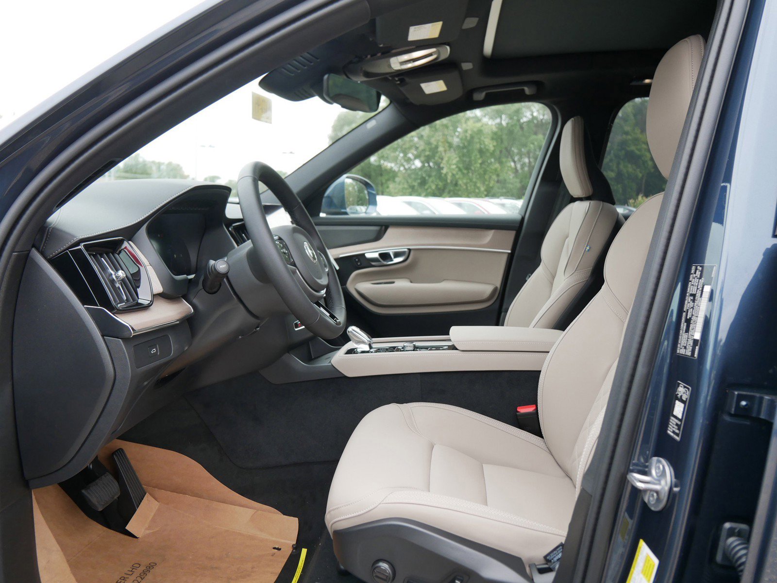 New 2026 Volvo XC90 B6 Plus w/ Protection Package Premier image 5