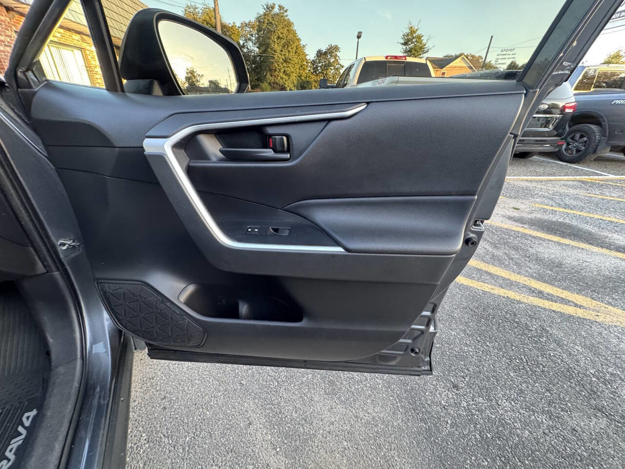Used 2020 Toyota RAV4 LE image 59
