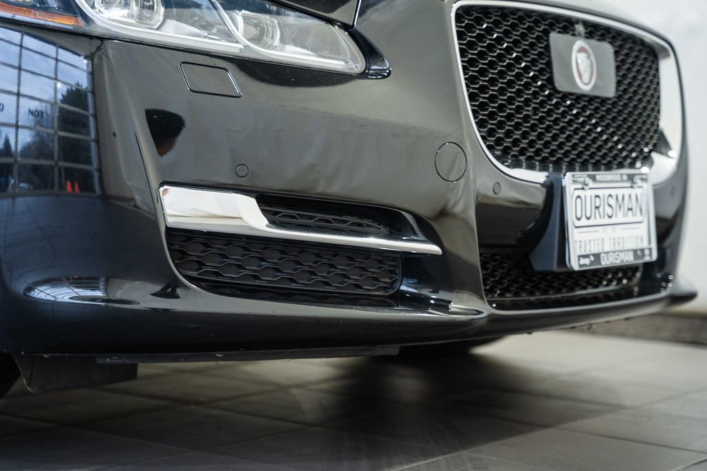 Used 2019 Jaguar XJ R-Sport image 17