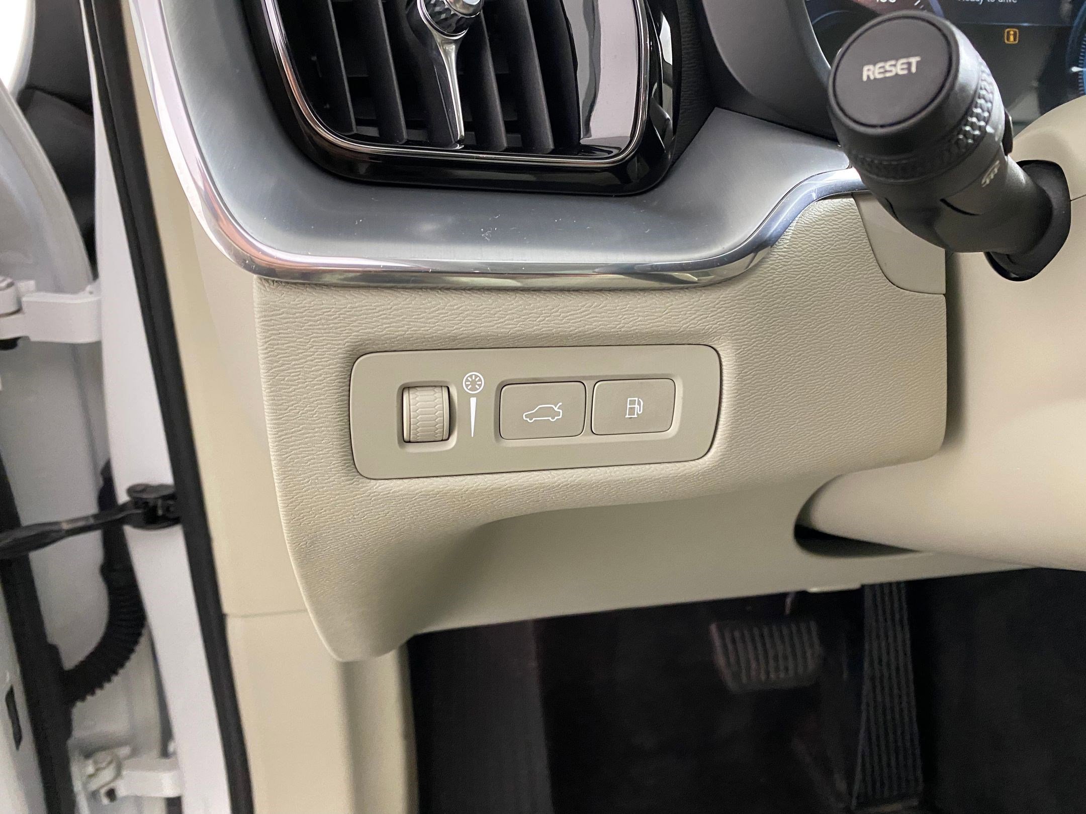 Used 2019 Volvo XC60 T8 Momentum w/ Advanced Package image 19