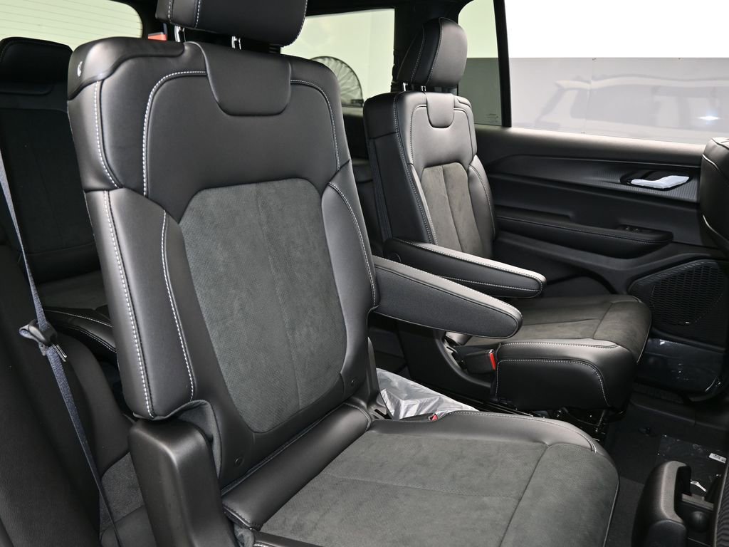 Used 2025 Jeep Grand Cherokee L Laredo image 32