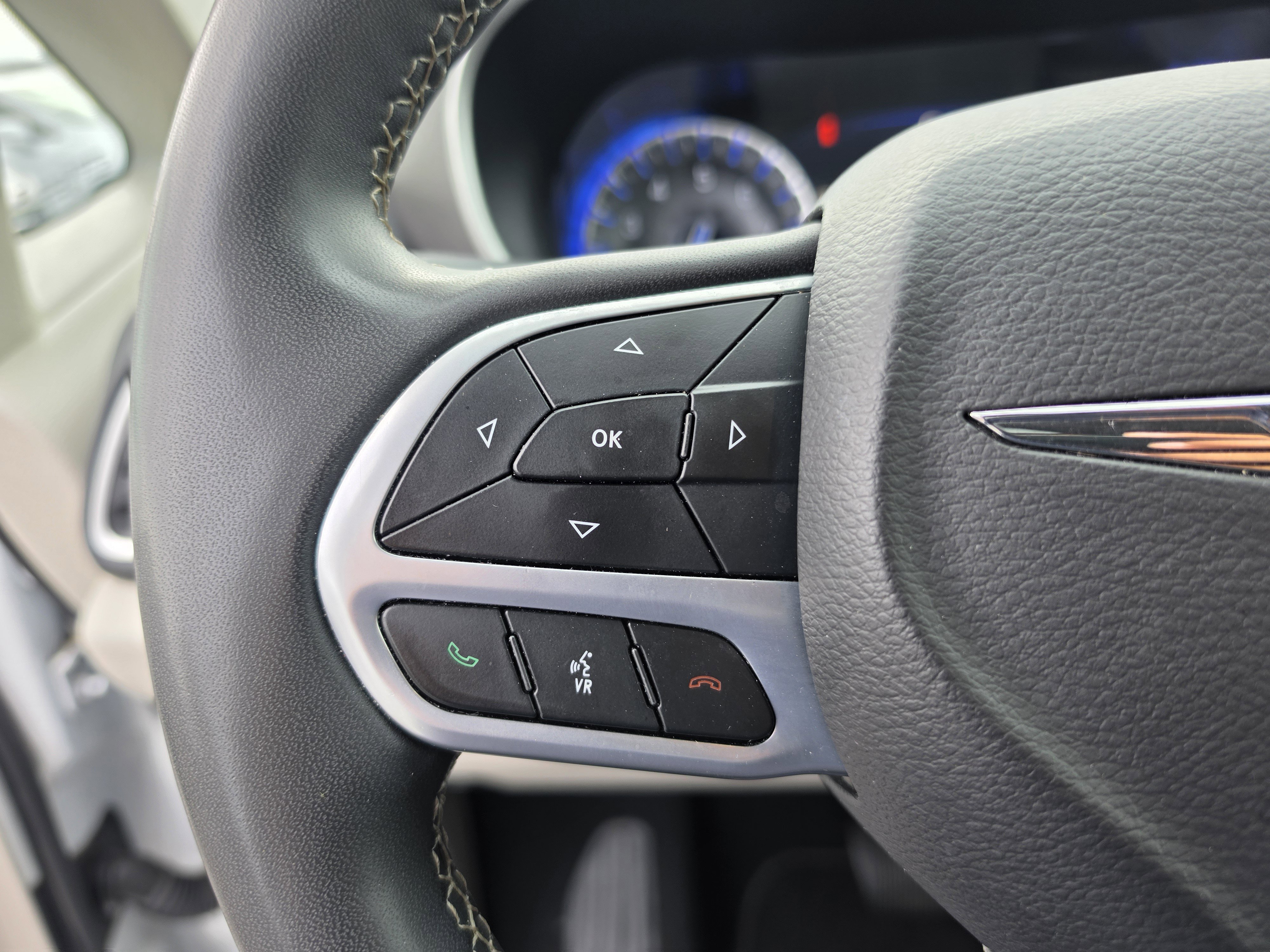 Used 2023 Chrysler Pacifica Touring-L FWD image 21
