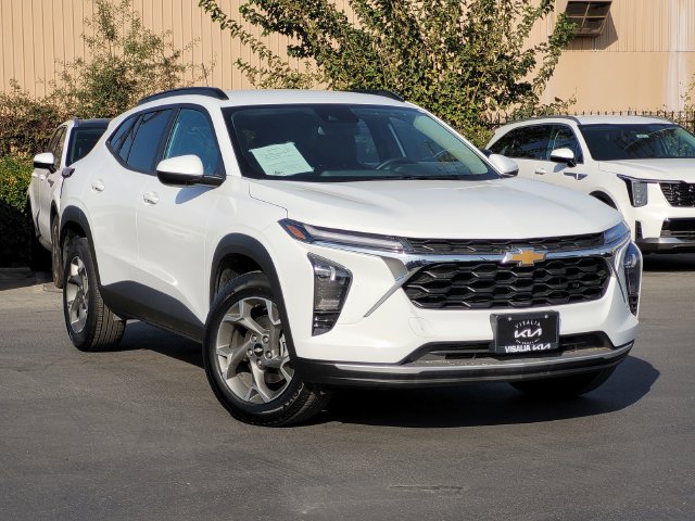 Used 2025 Chevrolet Trax LT w/ LT Convenience Package FWD image 2