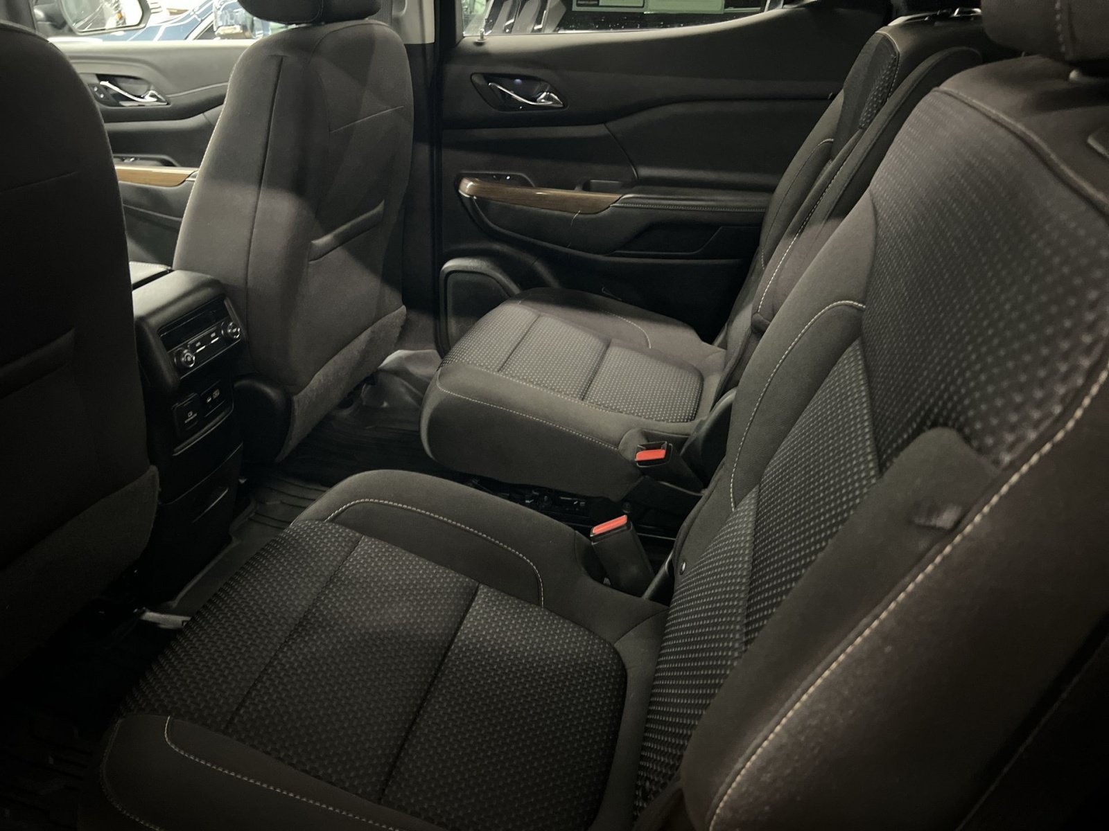 Used 2021 GMC Acadia SLE w/ Driver Convenience Package FWD image 21