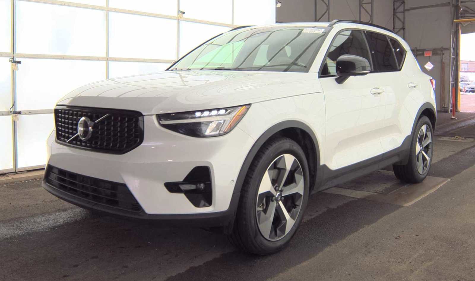 Used 2023 Volvo XC40 B4 Ultimate image 3