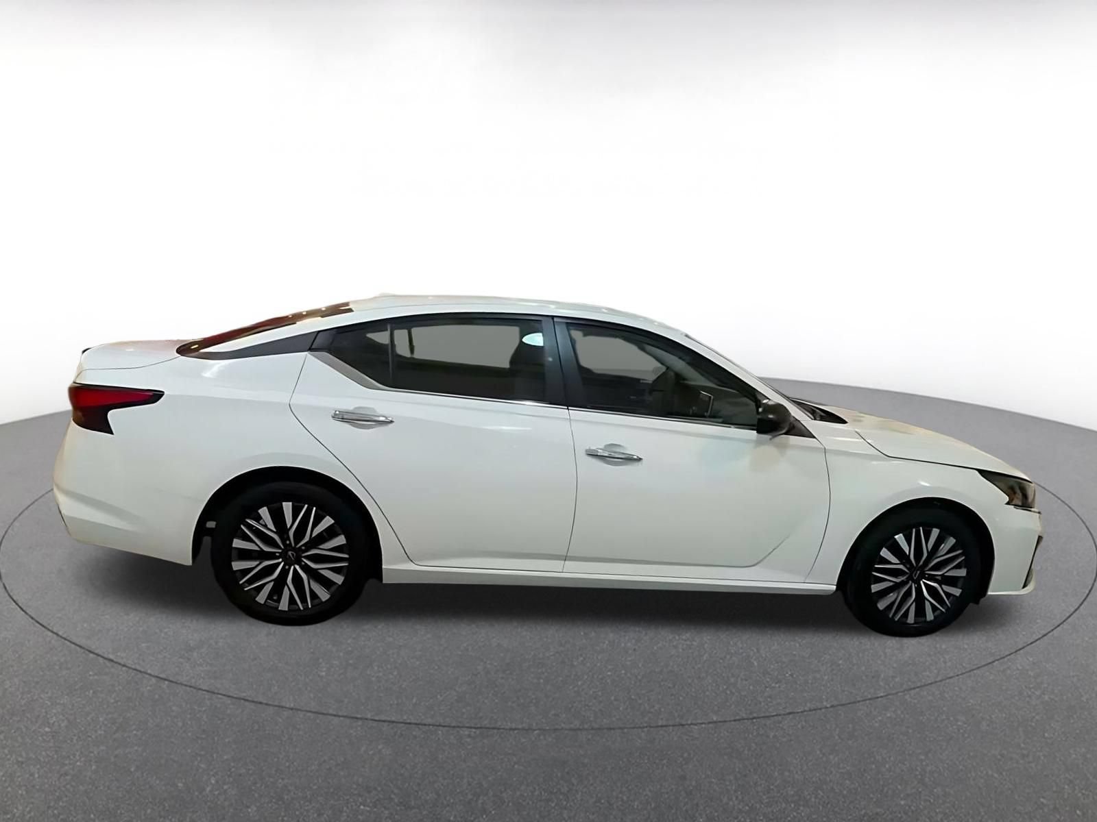 Used 2025 Nissan Altima 2.5 SV FWD image 15