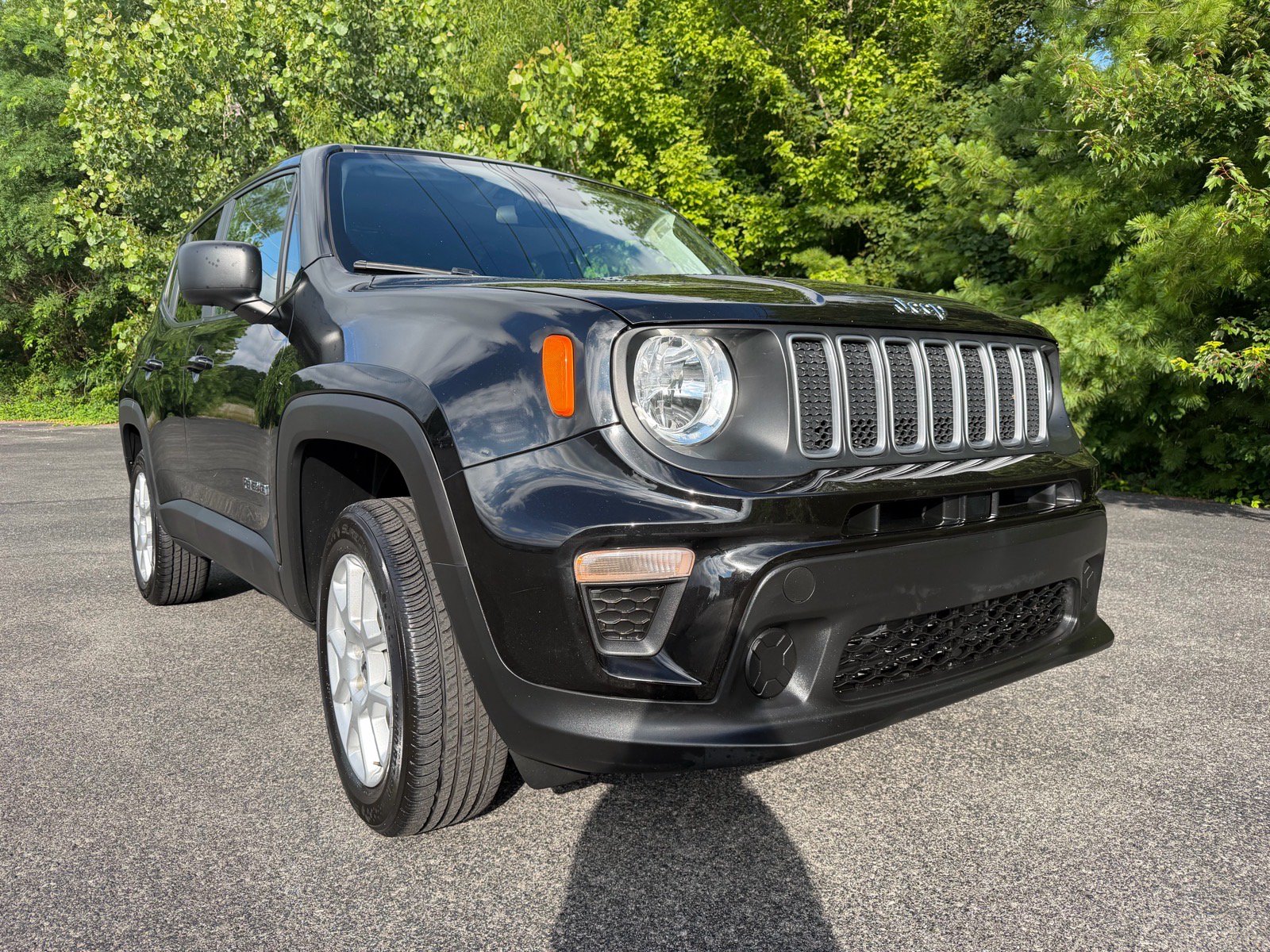 Used 2023 Jeep Renegade Latitude AWD/4WD image 3