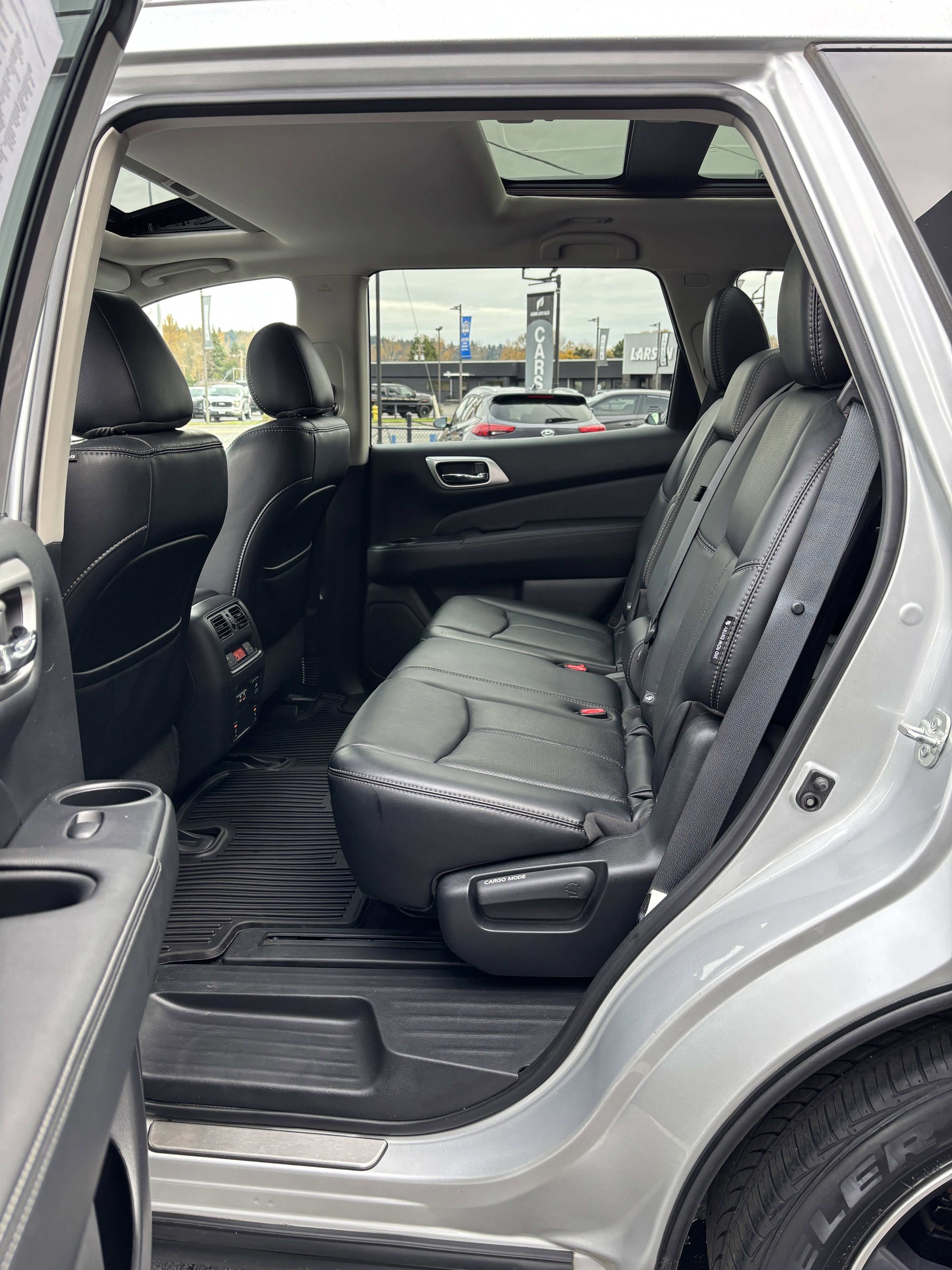 Used 2019 Nissan Pathfinder Platinum image 19
