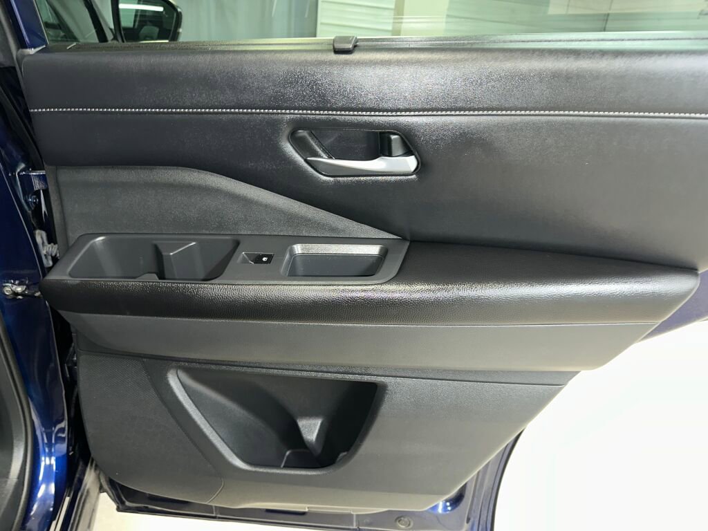 Used 2023 Nissan Pathfinder SL image 25