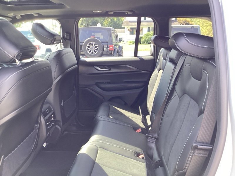 New 2025 Jeep Grand Cherokee Altitude image 20